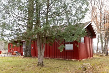 Relaxing cabin on Beaver Lake,  by Namekagon River and close to Hayward