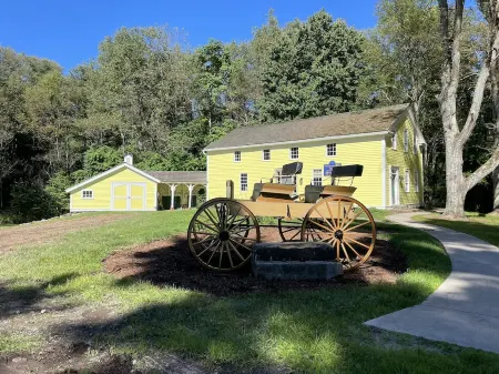 Historic IronMaster House at Springfield Falls Отели в г. Мерсер