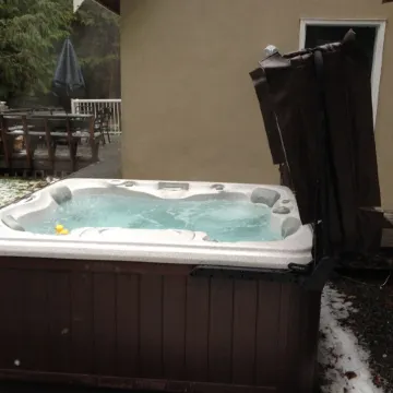 2-Story Chalet, clean, 3Br / 2Ba in Snowline, best rates, WiFi and Hot Tub