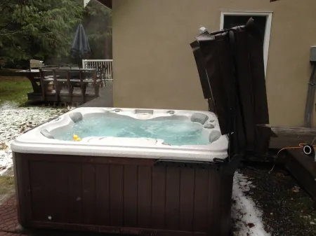 2-Story Chalet, clean, 3Br / 2Ba in Snowline, best rates, WiFi and Hot Tub