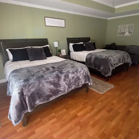 Quiet neighborhood conveniently located to Ft Novosel/downtown Enterprise!