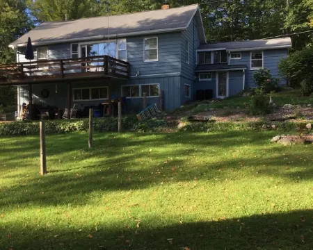 Rabbit Run - Cozy cottage in the heart of Walloon Lake Village. Family-friendly! Hotels in Melrose Township