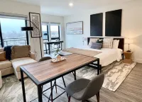 LUXE DOWNTOWN w/ VIEW • in-unit W/D • Work from Home • King Bed • Gigabit WiFi