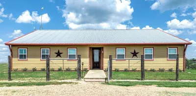Weekend Getaway - Country Oasis Pool, Hot Tub, Texas Longhorns & Event Venue Hotels near MAGIC Worm Ranch