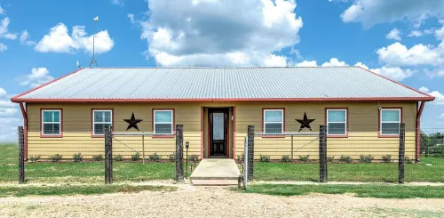 Weekend Getaway - Country Oasis Pool, Hot Tub, Texas Longhorns & Event Venue