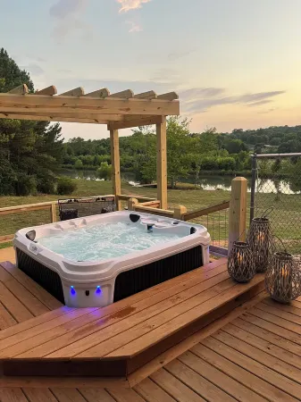 Cozy cottage with pool, hot tub, WiFi, & AC on a peaceful farm in Tunnel Hill