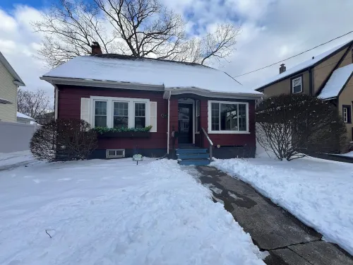 Warm, Charming 3Br House w Fenced Yard in Quiet Neighborhood Close to Everything Hotels in East Longmeadow