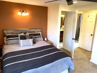 Home Away From Home, backyard Oasis, walk to dwtn, Hot Tub, 25mi. to Aspen