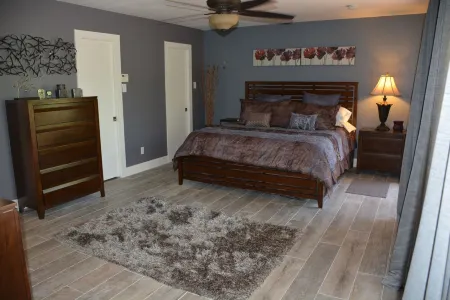 Remodeled Lake Home In Quiet Cove Отели в г. Тул