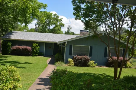 Remodeled Lake Home In Quiet Cove Отели в г. Тул