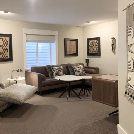 Mountain Retreat EVSE, Fireplace, Hot Tub, Sonos Theater, 75 55" TV, Free Bus