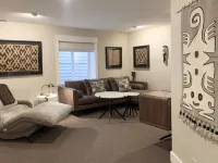 Mountain Retreat EVSE, Fireplace, Hot Tub, Sonos Theater, 75 55" TV, Free Bus