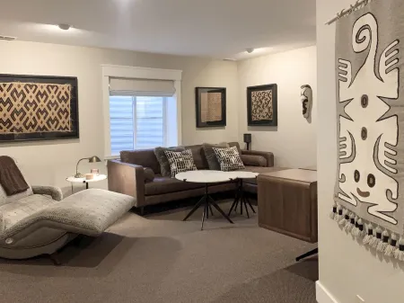 Mountain Retreat EVSE, Fireplace, Hot Tub, Sonos Theater, 75 55" TV, Free Bus