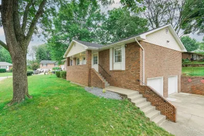 Chic 4-BDR 3 BA Home in Safe, Desired Neighborhood 5 Min from State Capitol. Hotel in zona Jefferson City