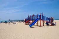 Fun Haven sleeps12. All season pool and hot tub. Walk to beach. Pet friendly.