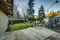 New Soaking Pool! Hot Tub and Ping Pong! Cozy 3 Bedroom Home.
