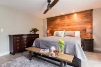 STEPS TO THE BEACH, WALK TO EVERYTHING, GOLF, TENNIS,  RECENTLY RENOVATED! Shipyard Beach Access 주변 호텔