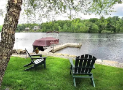 Beautiful 5 bedroom Waterfront House w/skiing/snowboarding/snow mobile path near