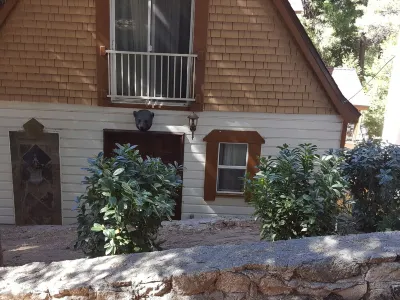 CHARMING 5 BEDROOOM/5 BATH FAMILY RETREAT IN THE HEART OF ARROWHEAD /LAKE RIGHTS Hotels near Lake Arrowhead Branch Library