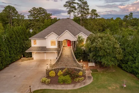 #1 Lkg Family Retreat- Heated Pool, Golf Range, Firepit & Bocce, New 200HP Boat!