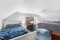 Lake Charlevoix Family Resort ~ 3 Houses ~ Perfect Retreat For Families! Hotels in Eveline Township