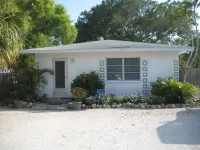 The Ballyhoo on Bean Point, 200 Feet to a Beautiful Bayside Beach and Views!
