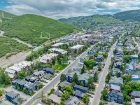 Family Friendly Condo- Walk to Main Street and Town Lift