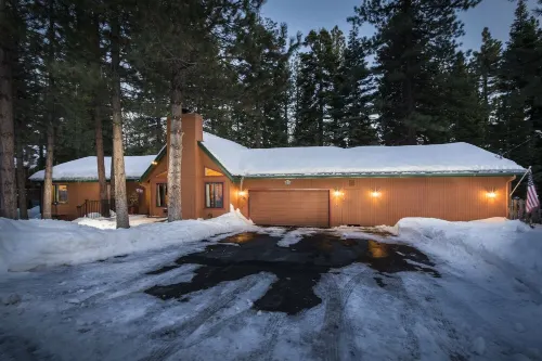 Single Story home in Incline Village w/game room, close to skiing!
