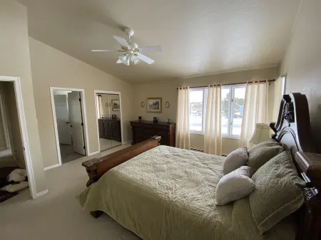 A Spacious Home With Great Views & Wildlife