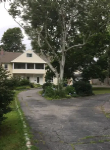 Quiet 2 bedroom 1 bath 3rd floor apartment close to everything