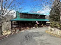 Beautiful Log Cabin with Mountain Views, Private Pond & Dock - Winter Discounts