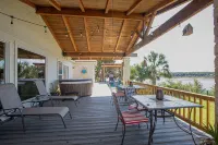 Lakefront 3 Bedroom Home with Gorgeous Sunsets and Private Pool & New Spa!