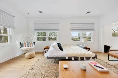 Modern farmhouse w/ heated pool, beach, horses and winery in heart of North Fork Hotels near Speedway