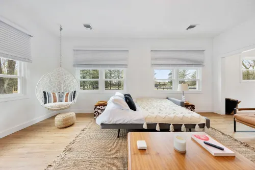 Modern farmhouse w/ heated pool, beach, horses and winery in heart of North Fork
