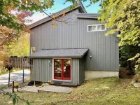 Spacious 3 level townhouse just minutes from the base of Stratton Mountain! Hotels in Winhall