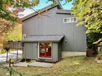 Spacious 3 level townhouse just minutes from the base of Stratton Mountain!