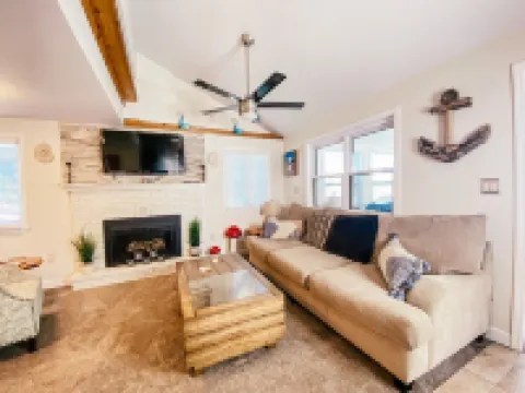 "SEASHELL" 4 Bedroom Home  Steps from Lake Erie Sleeps 13