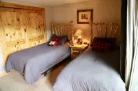 4 BR Mountain Side Condo with Heated Pool and Hot Tub! Sleeps 9