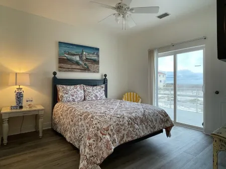 Navarre/Pensacola Beach Home 450ft to Ocean Water Отели рядом с достопримечательностью «Наварр Бич Си Тертл Консервейшен Сентер»