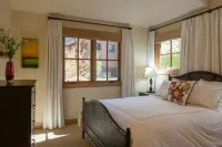 5-Star Craftsman Style Home - Contemporary Decor, Open & Sunny Floor Plan