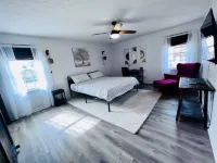 Welcome to “Persimmon Grove” the Cozy Farmhouse with Modern Amenities Hotel a Seventy-First