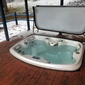 Cabin in the woods, with lake view and hot tub