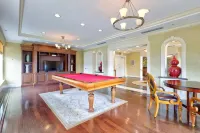 Charming 2-bedroom apartment with AC, fitness room in brilliant Lantana Hotels in Lantana