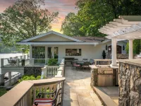 Escape to a Luxury Lakehouse Retreat- Chefs Indoor Outdoor Kitchen Hot Tub Steam 新費爾菲爾德酒店