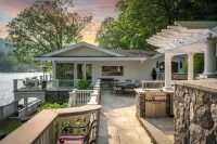 Escape to a Luxury Lakehouse Retreat- Chefs Indoor Outdoor Kitchen Hot Tub Steam