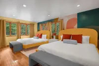 Cabin with private pickleball court and tons of FUN, caves close!!