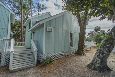 A Room With a View-1 BR Efficiency Condo Close to Everything.