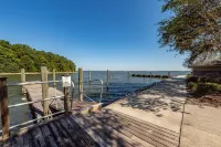 Lakeside vacationing close to golf courses, restaurants and boat rental company!