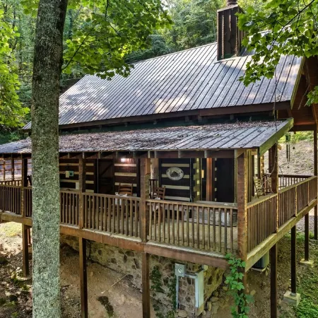 Pigeon Forge Cabin, 6 Miles to Dollywood •King & Queen Beds •Coffee Bar •HotTub