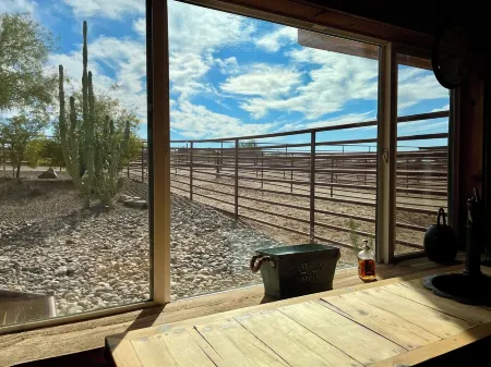 Charming Casita on a quiet western Ranch in a Cave Creek neighborhood. Отели в г. Кейв Крик
